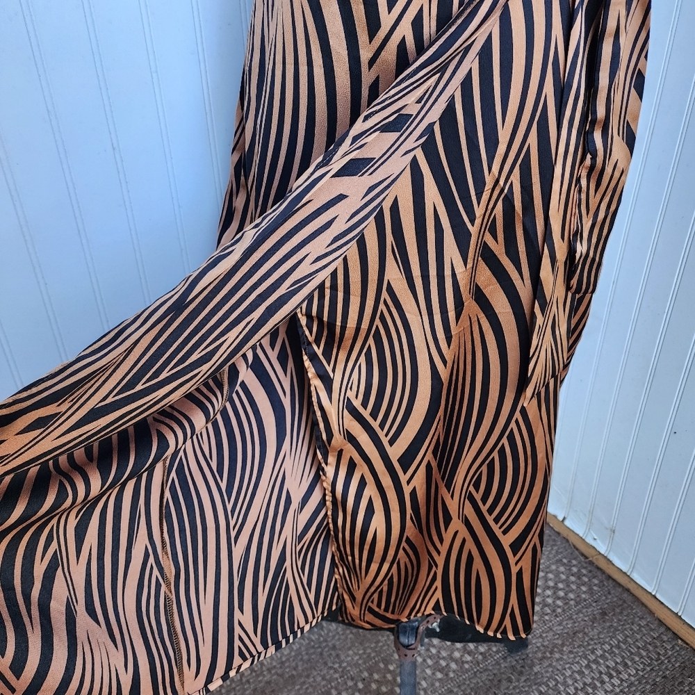 Joie De Vivre Womens Wrap Satin Dress Geo Print Tan Black Short Sleeve Sz M - Picture 5 of 15